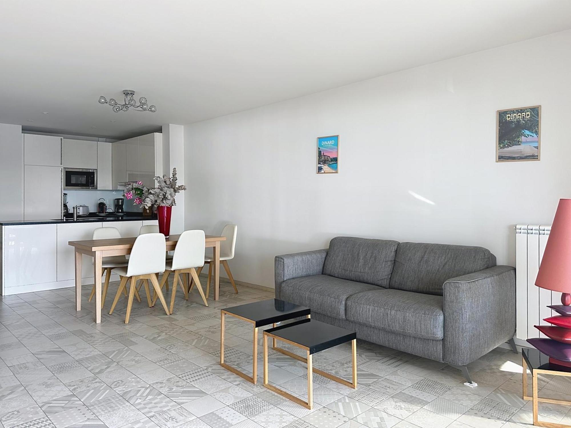 Cozy 2-bedroom With Terrace, Sea View And Parking In Appartement Cannes