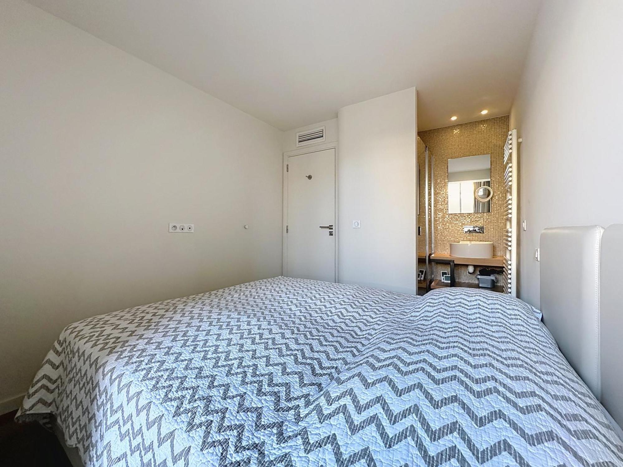 Cozy 2-bedroom With Terrace, Sea View And Parking In Cannes