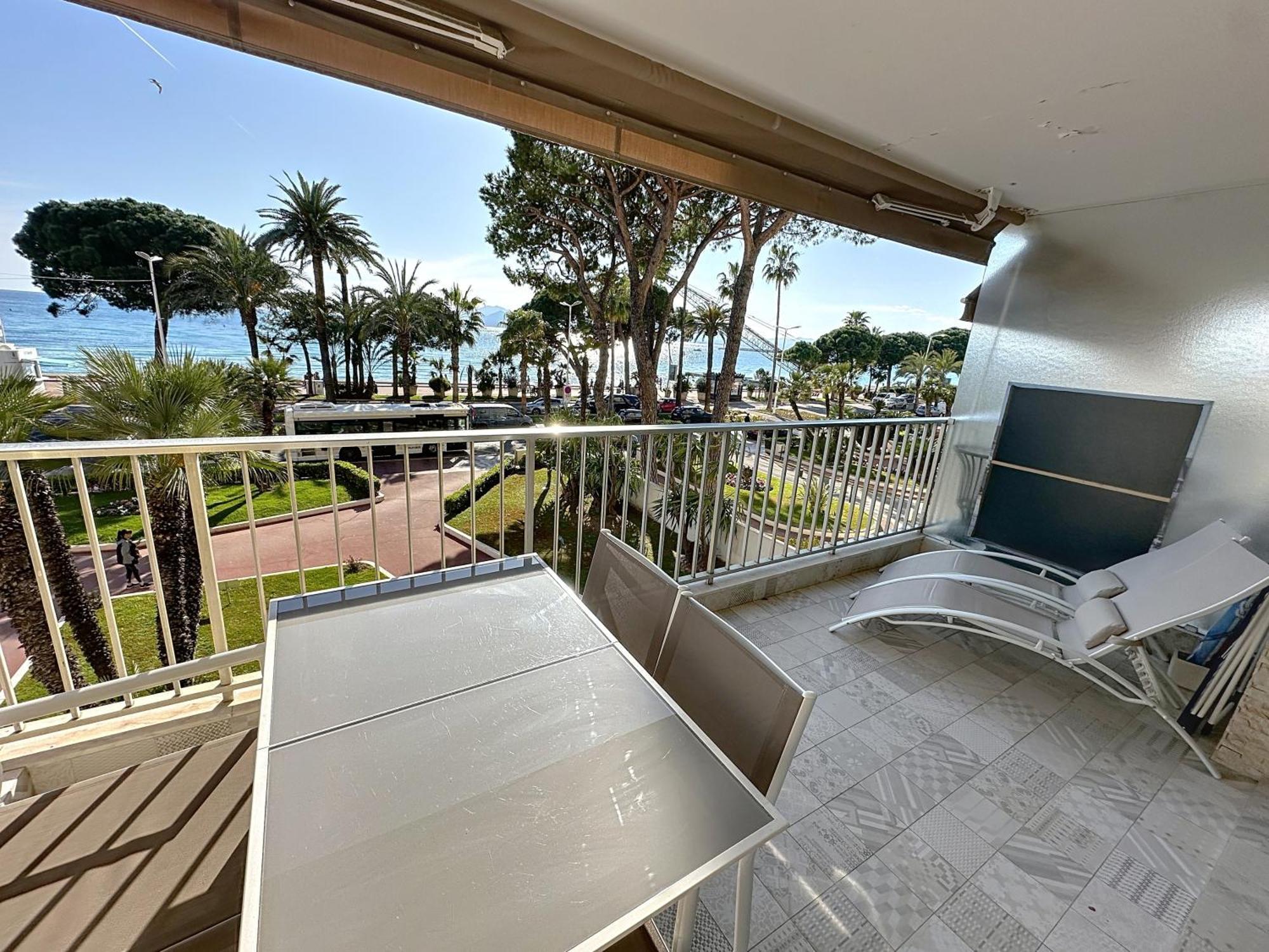 Cozy 2-bedroom With Terrace, Sea View And Parking In Appartement