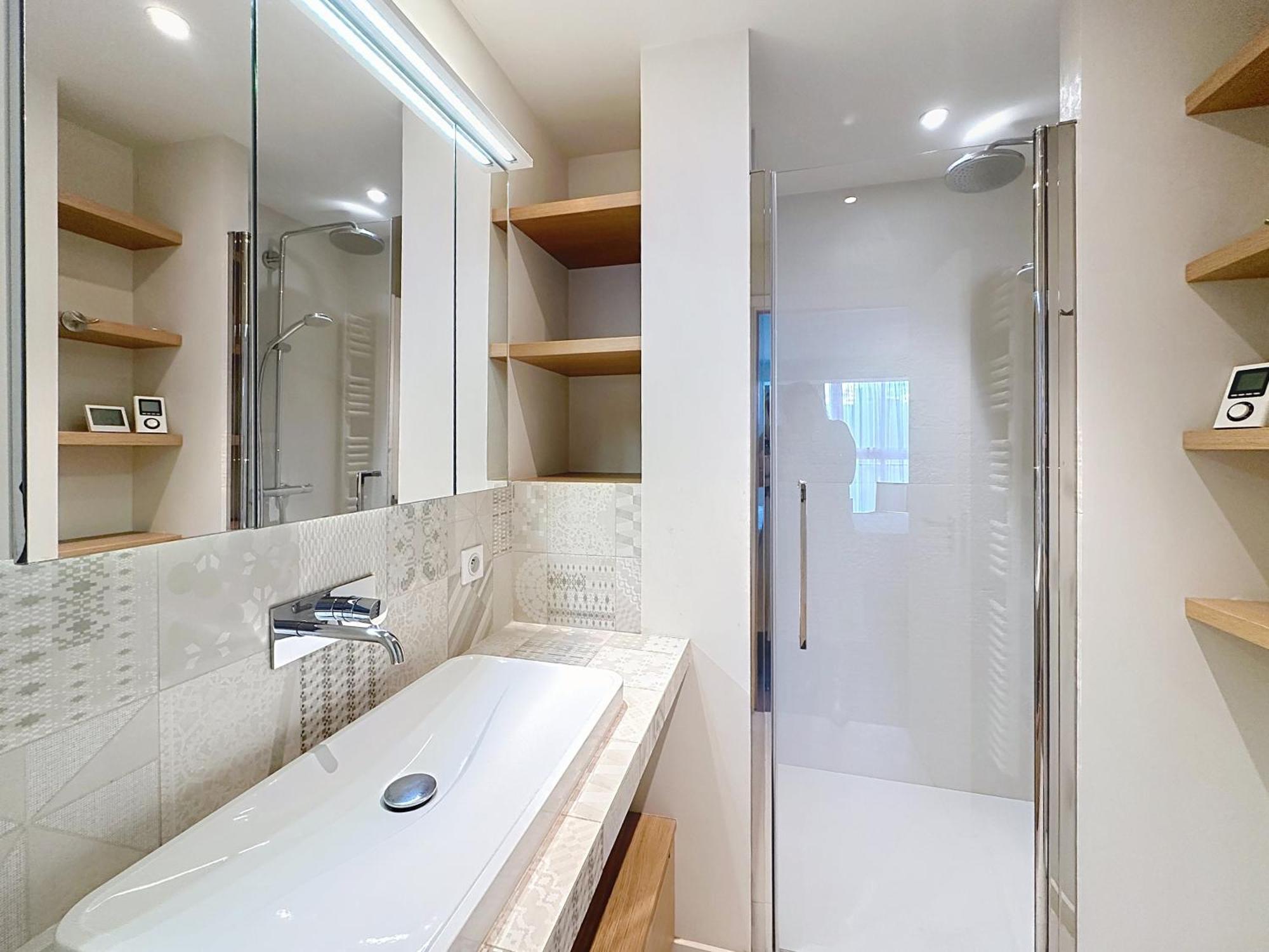 Cozy 2-bedroom With Terrace, Sea View And Parking In Appartement