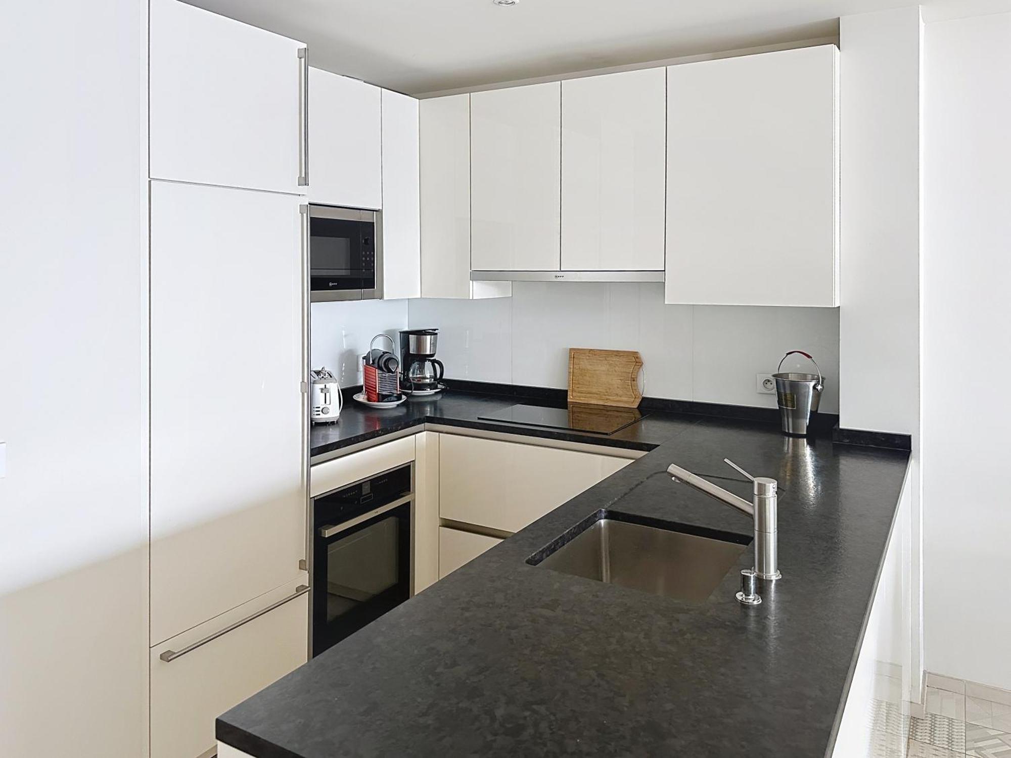 Cozy 2-bedroom With Terrace, Sea View And Parking In Appartamento
